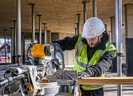 DEWALT DWS780 en uso, corte de madera en sitio de construcción