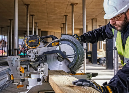 DEWALT DWS780 en uso, trabajador cortando madera