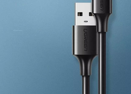 Vista lateral del cable UGREEN US287 mostrando grosor y calidad