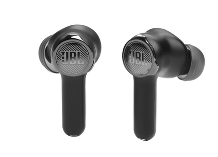 Estuche de carga JBL Quantum TWS abierto con audífonos en posición
