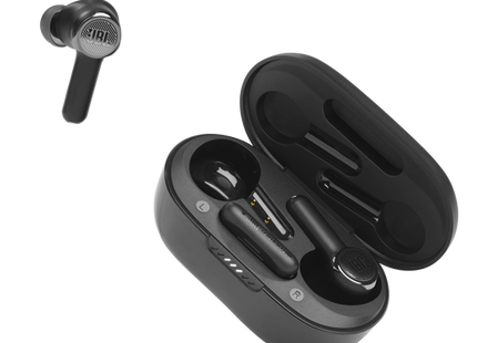 Vista trasera del estuche de carga JBL Quantum TWS con puerto USB-C