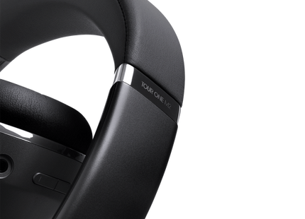 JBL Tour One M2 con cable 3.5mm conectado