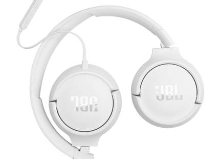 Audífonos JBL Tune 520C copa auricular izquierda detalle logo JBL