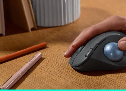 Mouse Trackball Logitech M575S vista inferior con switch de encendido