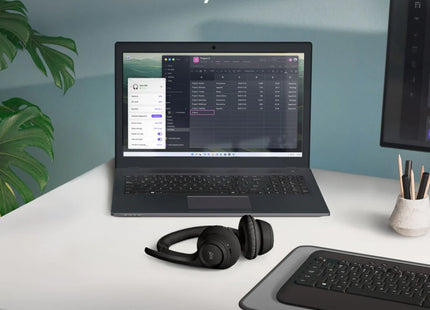 Headset Logitech Zone 300 en posición de uso para oficina