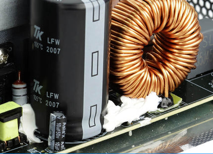 Vista posterior de Fuente AeroCool Mirage Gold 850W con switch y conectores de entrada