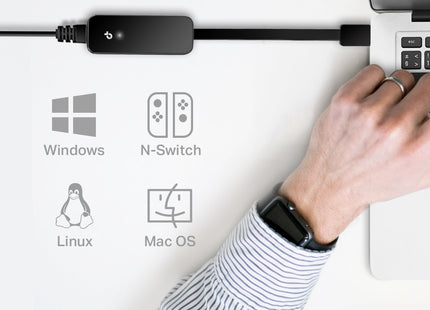 Adaptador Ethernet TP-Link UE306 mostrando tamaño portátil mano
