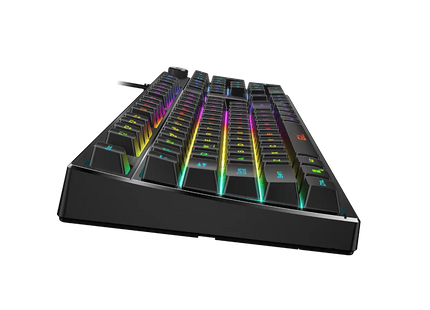 Teclado Genius K7 Plus en acción con efectos RGB activados en ambiente gaming