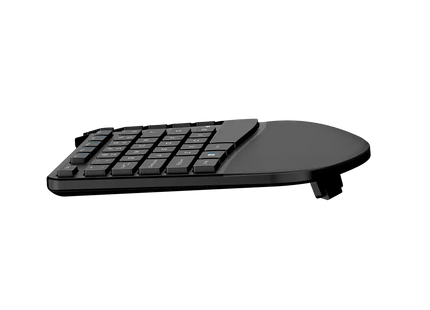 Teclado Genius KB-700 en uso mostrando la posición natural de las manos sobre las teclas