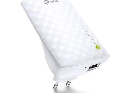 TP-Link RE220 conectado a tomacorriente mostrando diseño compacto