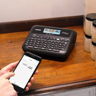 Rotuladora Brother P-touch PT-D610BT vista superior con compartimento de cinta TZe abierto