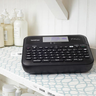 Brother PT-D610BT rotuladora profesional mostrando panel lateral con conectores USB y Bluetooth