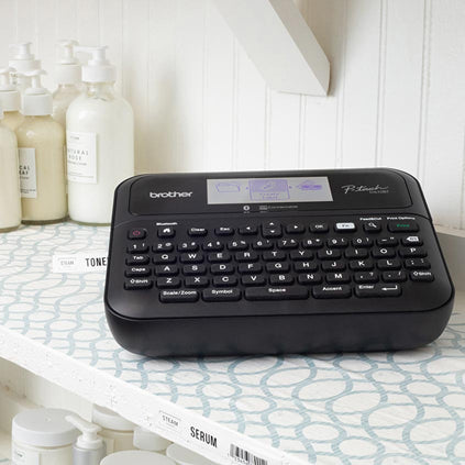 Brother PT-D610BT rotuladora profesional mostrando panel lateral con conectores USB y Bluetooth