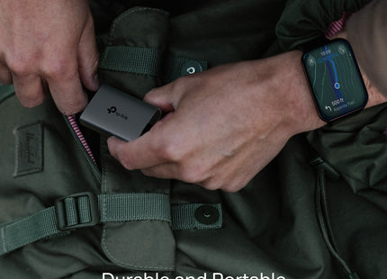 Adaptador USB-C TP-Link UA430C junto tarjetas memoria comparación tamaño