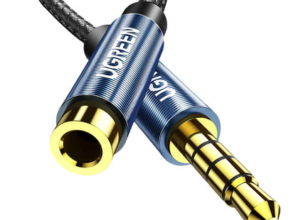Cable extensor audio UGREEN AV118 con conectores 3.5mm chapados en oro y cable trenzado negro de 2 metros