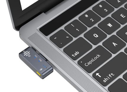Luucco MiniPods-K2, receptor USB-C conectado a laptop