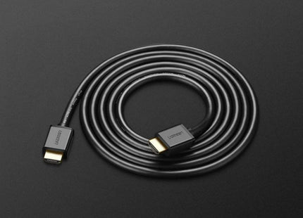 Cable HDMI UGREEN HD118 conectado entre dispositivos vista de uso