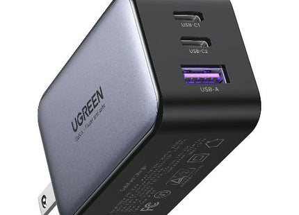 Puertos del cargador UGREEN CD244: 2 USB-C y 1 USB-A de cerca
