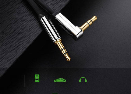 Detalle del conector 3.5mm chapado en oro del cable UGREEN AV119