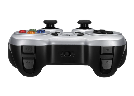 Gamepad inalámbrico F710 en mesa de gaming mostrando diseño completo del control