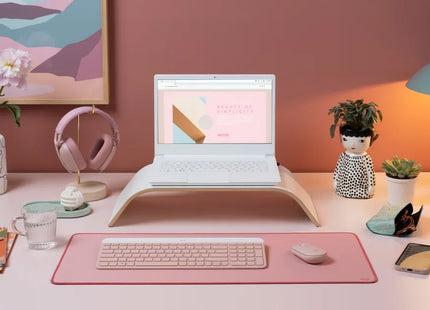 Combo Logitech MK470 Rose sobre escritorio moderno ambiente de oficina
