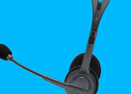 Headset Logitech H111 en ángulo mostrando micrófono y auriculares