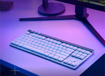 Teclado Logitech G515 en setup gaming con mouse y monitor
