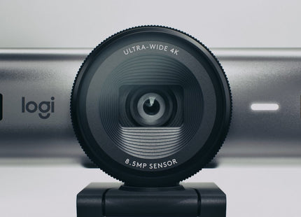 Tapa de privacidad de la cámara Logitech Brio 705 en posición cerrada