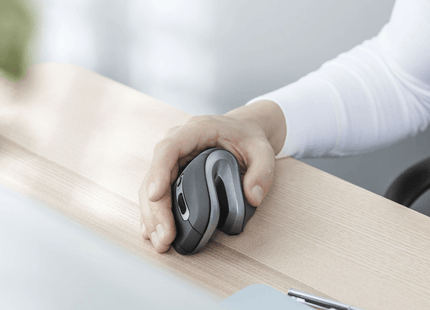 Vista trasera del mouse Trust Verro con compartimiento del receptor USB