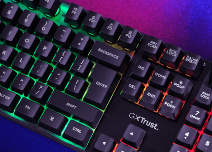 Vista lateral del teclado gaming Trust GXT 835 mostrando perfil de teclas y grosor