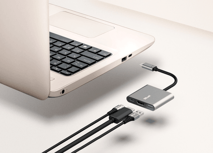 Adaptador Trust Dalyx 23772 aluminio conectado a laptop mostrando puertos laterales