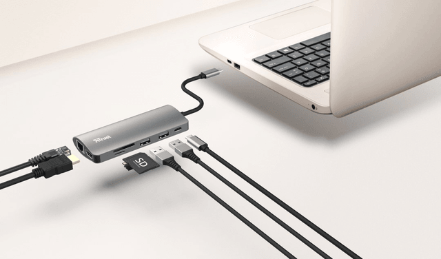 Adaptador USB-C Trust Dalyx conectado a laptop mostrando funcionalidad