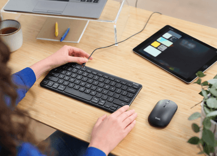Teclado Trust Lyra con patas de goma extendidas en diferentes niveles