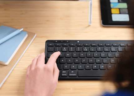 Vista posterior del teclado Trust Lyra con receptor USB y puerto de carga