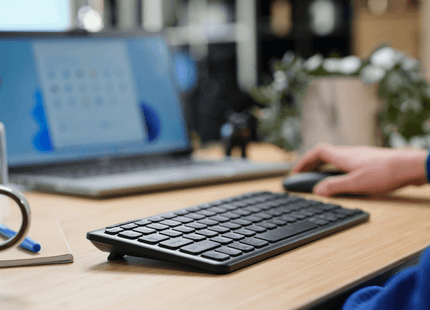 Teclado Trust Lyra en ángulo mostrando diseño compacto y ergonómico