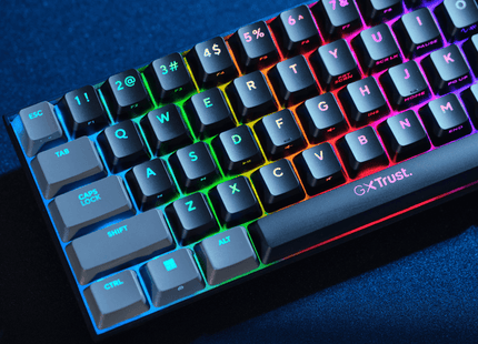 Vista frontal del teclado Trust GXT 867 Acira con switches mecánicos rojos Outemu