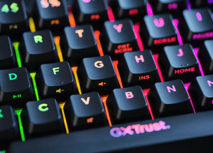 Vista posterior del teclado Trust GXT 867 Acira con patas ajustables