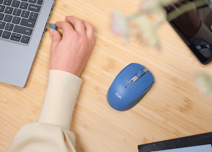 Mouse Trust Ozaa inalámbrico vista de tres cuartos mostrando acabado azul
