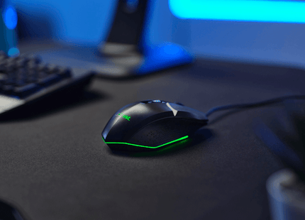 Vista lateral mouse gamer Trust GXT 109 mostrando botones laterales programables
