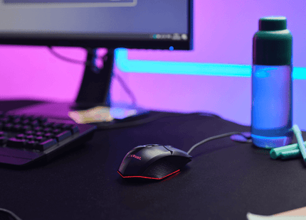 Mouse gaming Trust GXT 109 en perspectiva mostrando diseño ergonómico