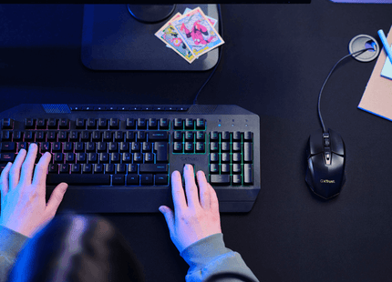Vista frontal mouse gaming Trust GXT 109 con rueda scroll y botones principales