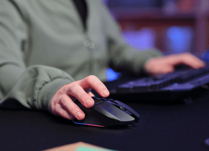 Vista diagonal mouse Trust GXT 110 Felox mostrando diseño ergonómico gaming