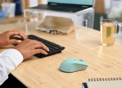 Mouse Trust Mydo verde en mano mostrando ergonomía y tamaño compacto