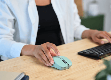 Mouse Trust Mydo verde inalámbrico vista lateral derecha con receptor USB