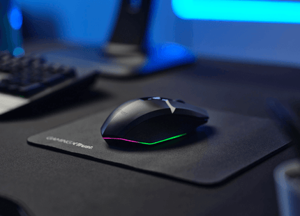 Vista lateral del mouse Trust Gaming GXT 112 mostrando diseño ergonómico y botones laterales