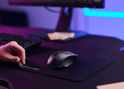 Mouse Trust GXT 112 Felox en acción sobre mousepad con iluminación LED activa