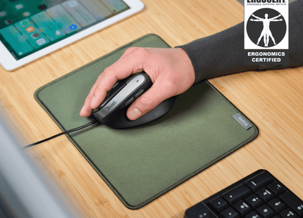 Mouse Trust Bayo II ergonómico vista diagonal mostrando diseño vertical para muñeca