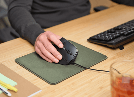 Mouse Trust Bayo II negro vista lateral mostrando ángulo vertical de 57 grados ergonómico