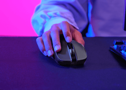 Mouse gaming Trust GXT 931 Ybar vista 3/4 mostrando diseño ergonómico