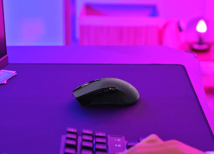 Mouse gaming Trust GXT 931 Ybar vista lateral izquierda con logo Trust